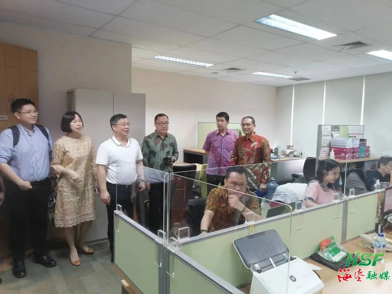 包洪文一行到KM公司調(diào)研。